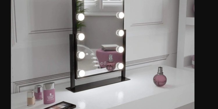 https://www.hollywoodmirrors.co.uk/cdn/shop/articles/how_to_choose_the_best_makeup_mirror_85ce34a7-7c59-43c7-9325-454457125ce1-260737_2000x.jpg?v=1660904845